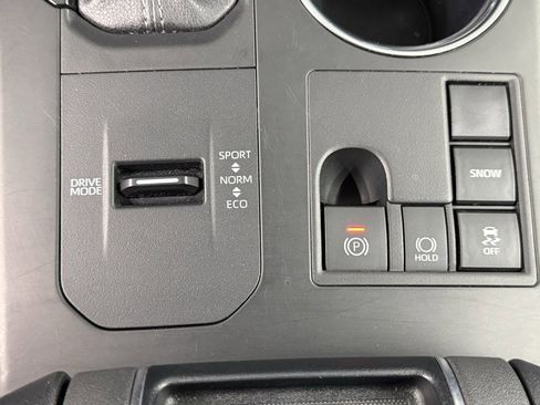 Used 2024 Toyota Highlander LE image 27