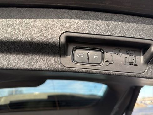 Used 2022 Ford Explorer XLT image 40