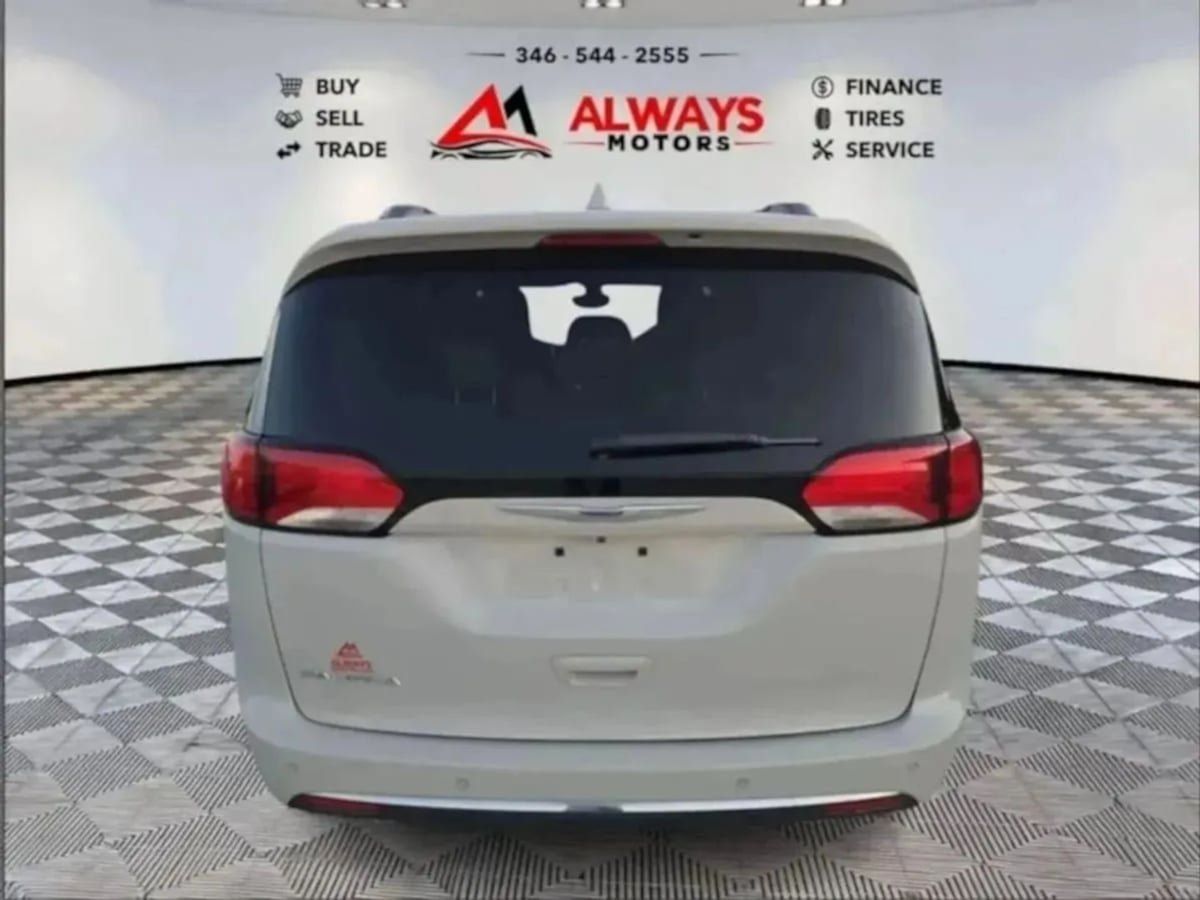 Used 2020 Chrysler Pacifica Touring-L Plus w/ Tire & Wheel Group FWD image 3