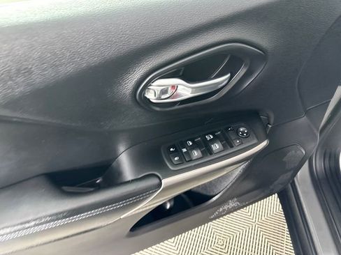 Certified 2019 Jeep Cherokee Latitude Plus w/ Cold Weather Group image 19