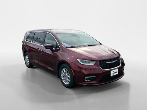 Used 2023 Chrysler Pacifica Touring-L image 2