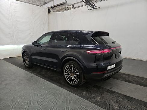 Used 2023 Porsche Cayenne Platinum Edition image 4