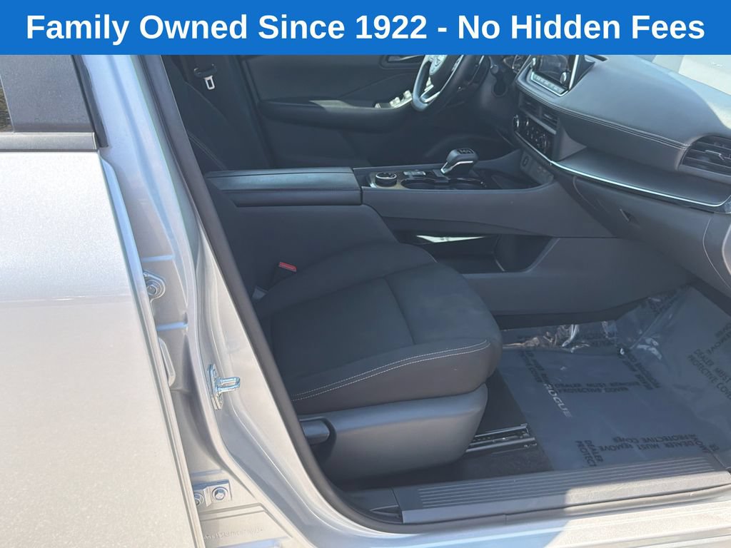 Used 2024 Nissan Rogue S AWD/4WD image 13