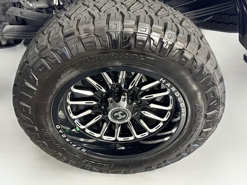 Used 2025 Ford F350 Platinum w/ FX4 Off-Road Package image 37