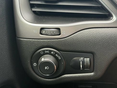 Used 2019 Jeep Cherokee Latitude w/ Popular Appearance Group FWD image 21