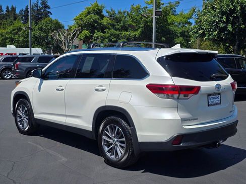 Used 2019 Toyota Highlander XLE AWD/4WD image 16