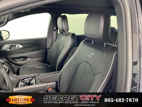 New 2026 Chrysler Pacifica Limited w/ S Appearance Package image 10