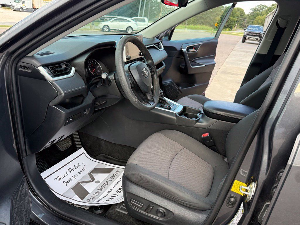 Used 2019 Toyota RAV4 XLE w/ Convenience Package FWD image 13