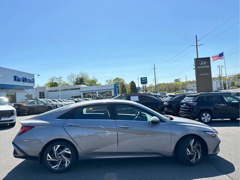Used 2024 Hyundai Elantra Limited FWD image 3