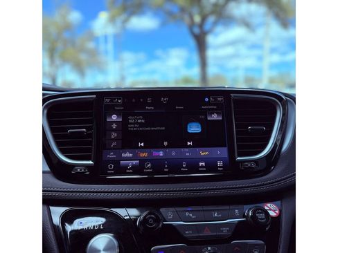 Used 2025 Chrysler Pacifica Limited FWD image 12