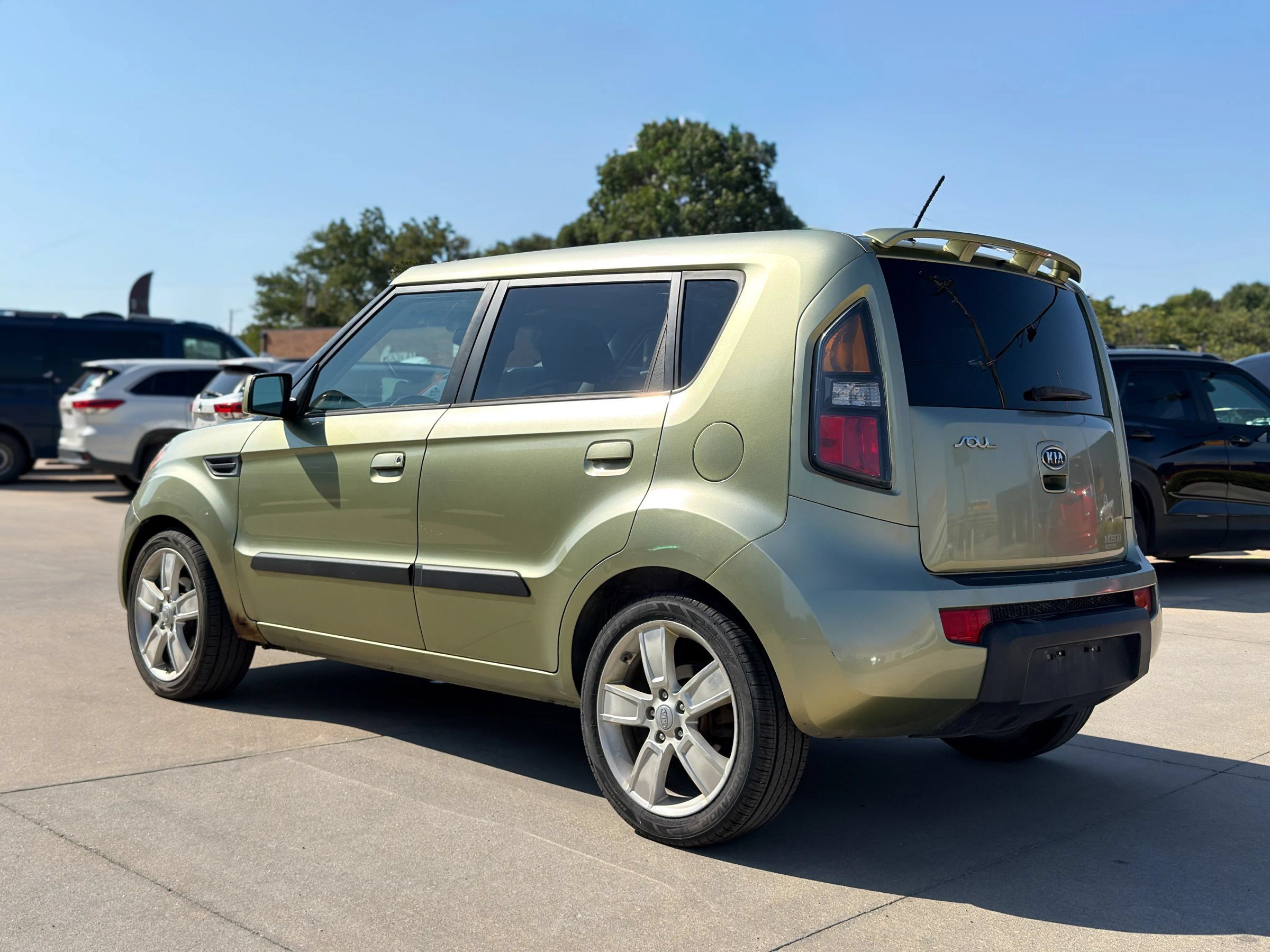 Used 2010 Kia Soul ! FWD image 5