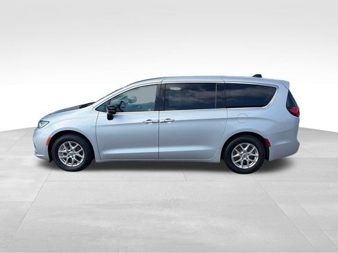 Used 2024 Chrysler Pacifica Touring-L FWD image 3