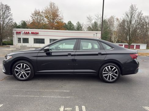 Used 2025 Volkswagen Jetta SE image 2