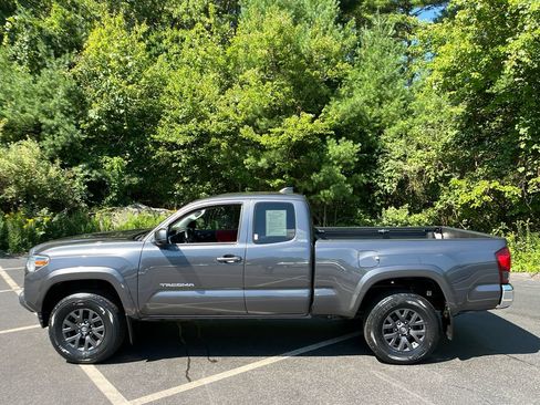 Certified 2022 Toyota Tacoma SR5 w/ SR5 Appearance Package (SM) AWD/4WD image 2