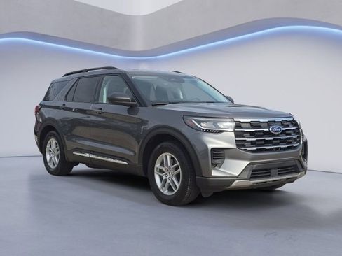 Used 2025 Ford Explorer Active image 2