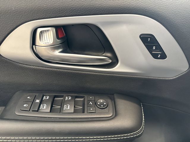 Used 2026 Chrysler Pacifica Limited FWD image 10