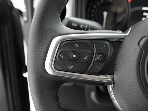 Used 2025 Jeep Wrangler Unlimited Sahara AWD/4WD image 18
