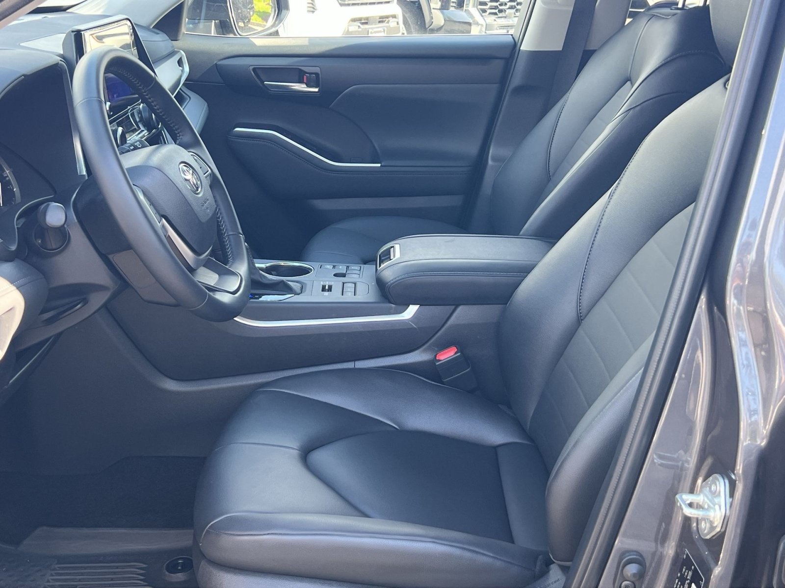 Used 2025 Toyota Highlander XLE AWD/4WD image 13
