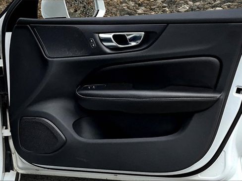 Used 2020 Volvo S60 T6 Momentum image 21