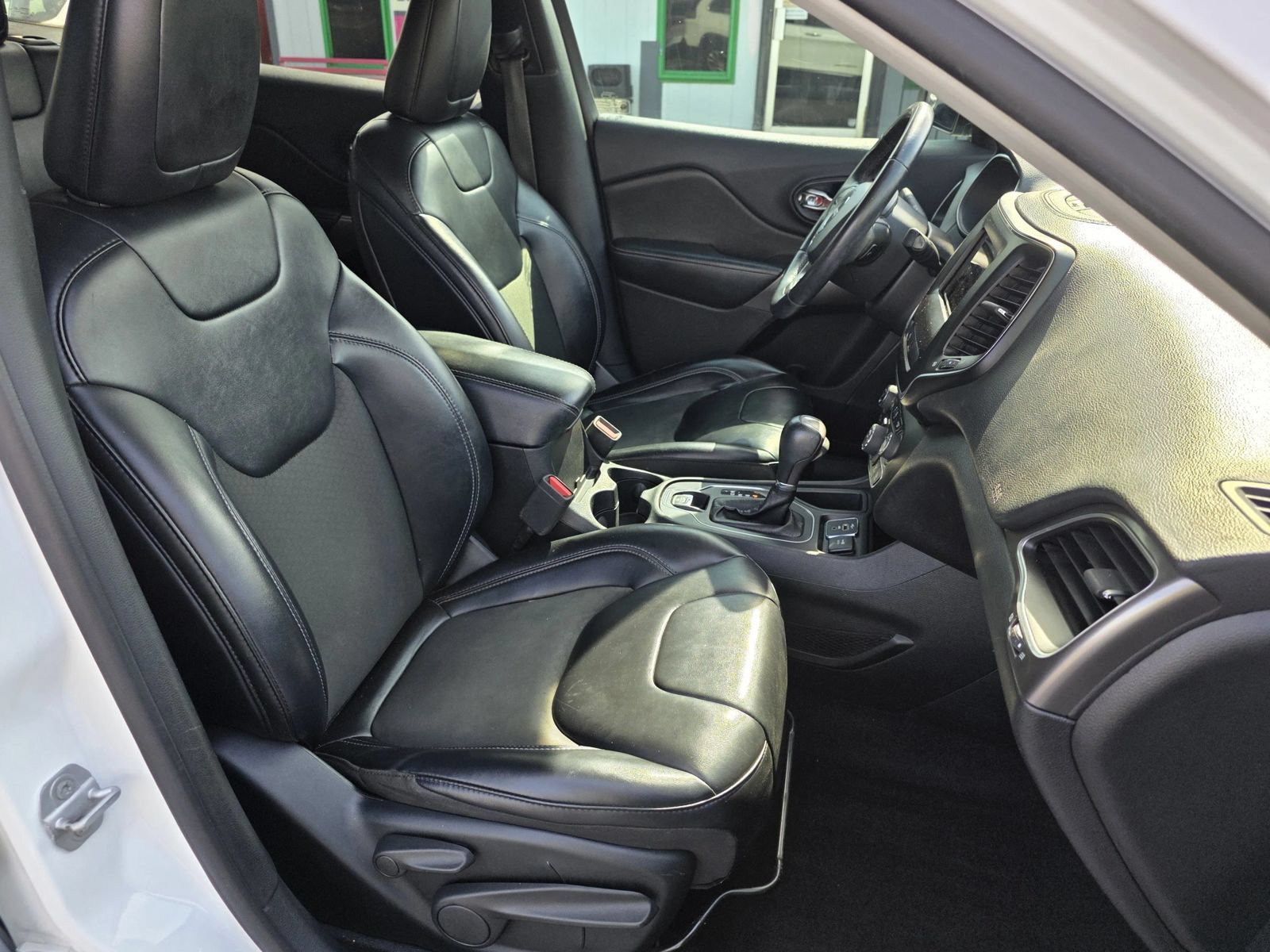 Used 2019 Jeep Cherokee Latitude Plus FWD image 11