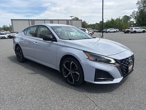 Used 2024 Nissan Altima 2.5 SR image 9