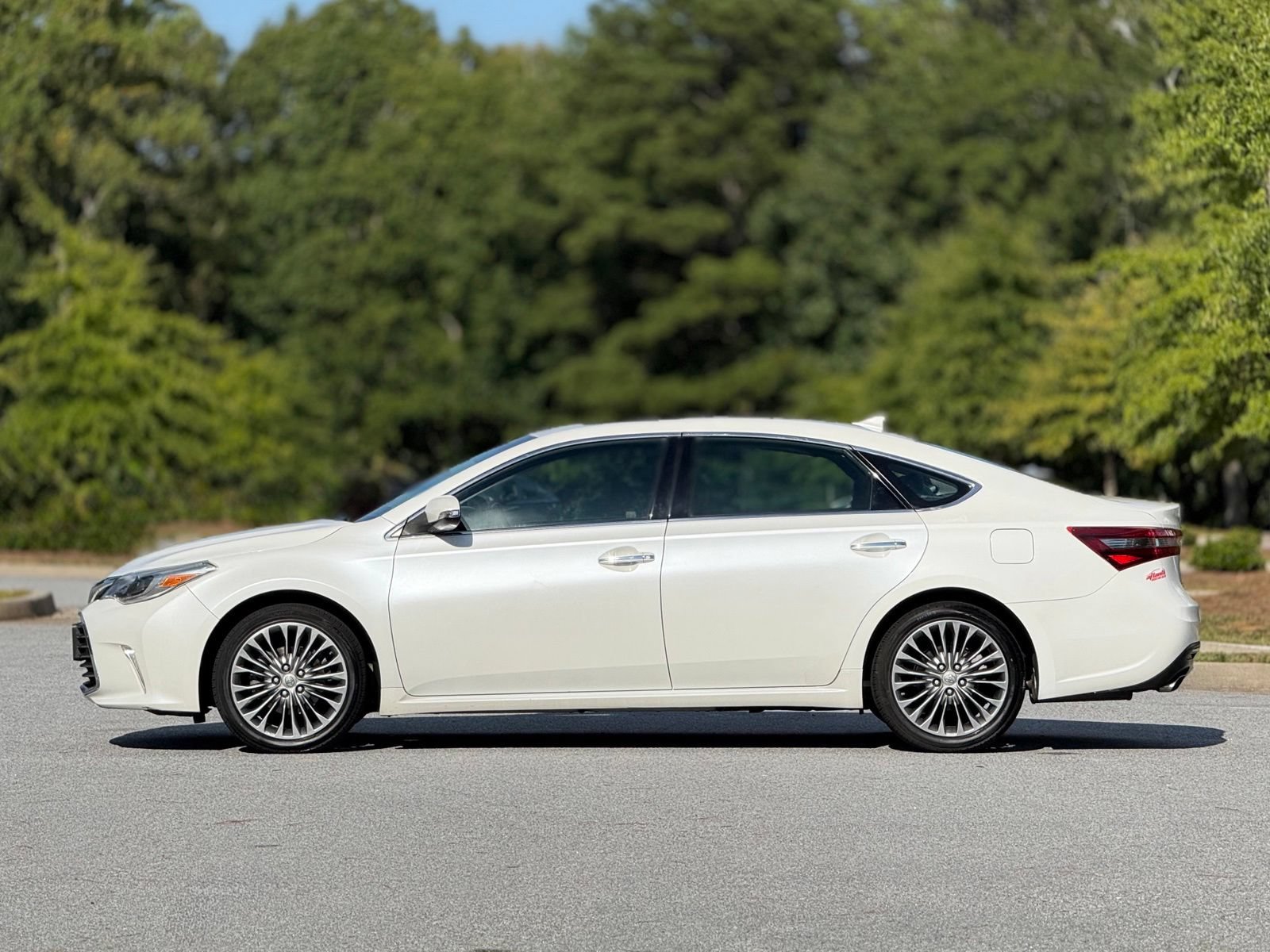 Used 2016 Toyota Avalon Limited w/ Toyota Safety Sense Package FWD image 9