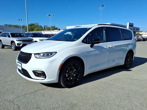 New 2026 Chrysler Pacifica Select w/ S Appearance Package image 8