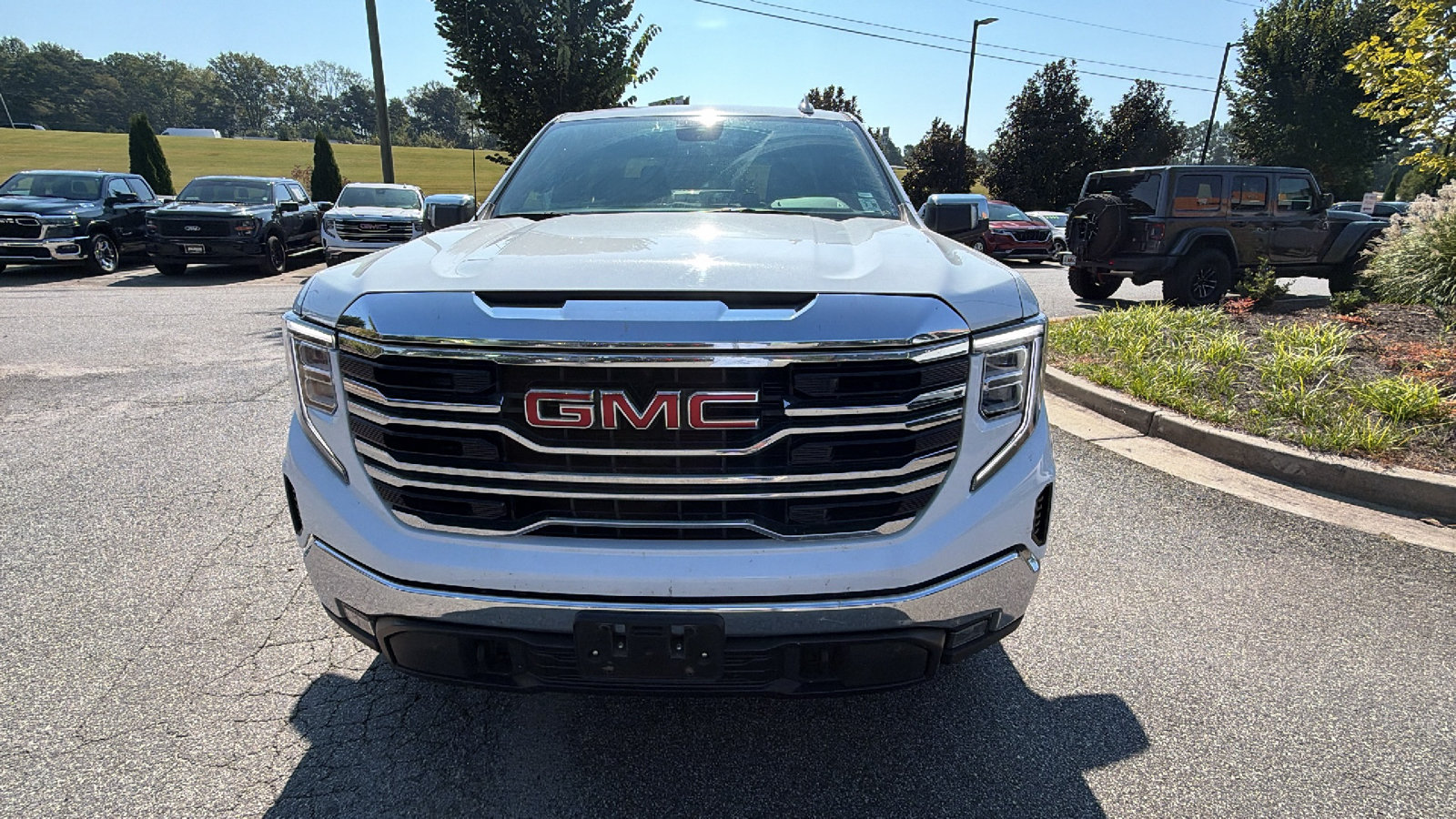 Used 2025 GMC Sierra 1500 SLT AWD/4WD image 3