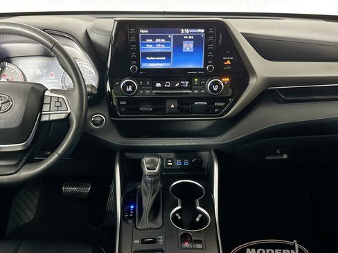 Used 2022 Toyota Highlander XLE AWD/4WD image 23