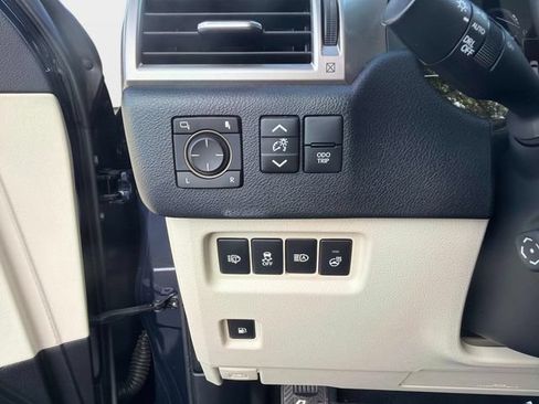 Used 2022 Lexus GX 460 Premium w/ Accessory Package AWD/4WD image 30