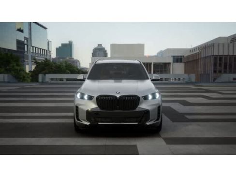 New 2026 BMW X5 sDrive40i image 3