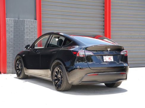 Used 2023 Tesla Model Y AWD image 11