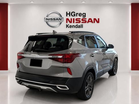 Used 2023 Kia Seltos S w/ Navigation Package FWD image 4
