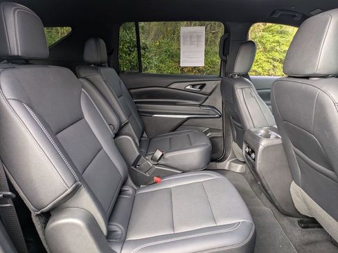 Used 2025 Chevrolet Traverse LT image 31