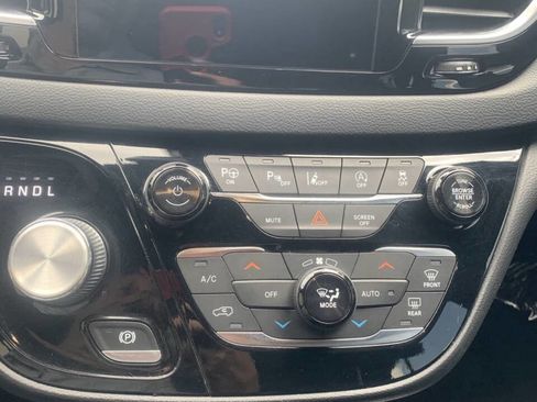 Used 2019 Chrysler Pacifica Touring-L FWD image 34