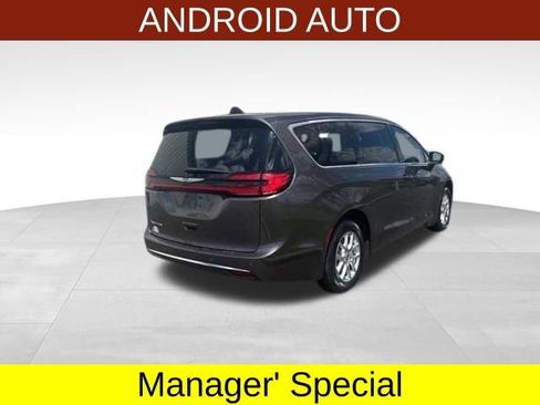 Used 2023 Chrysler Pacifica Touring-L FWD image 7