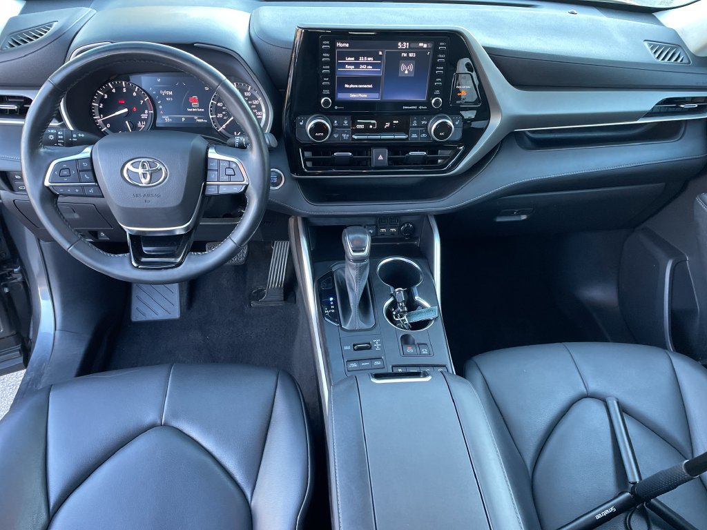 Used 2021 Toyota Highlander XLE AWD/4WD image 12