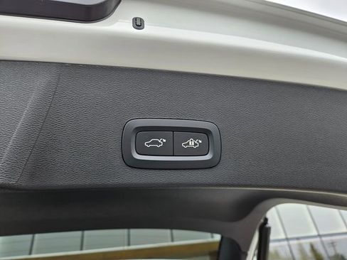 Used 2025 Volvo XC40 B5 Plus AWD/4WD image 12