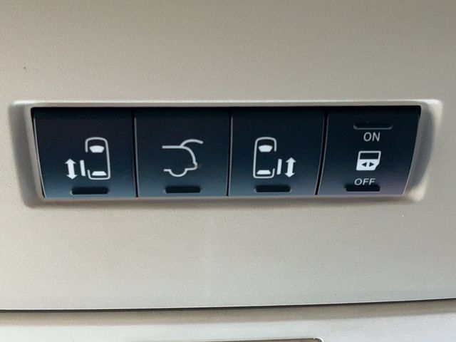 Used 2012 Chrysler Town & Country Touring w/ Entertainment Group #1 FWD image 27