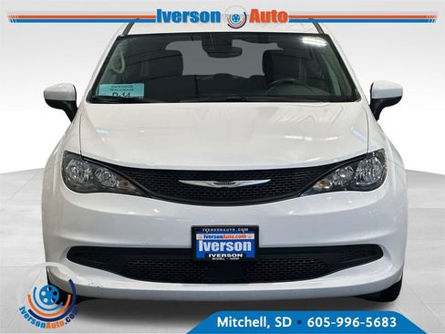 Used 2023 Chrysler Voyager LX FWD image 3