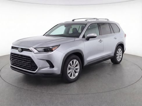 Used 2024 Toyota RAV4 XLE w/ Convenience Package image 8