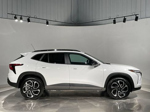 Used 2025 Chevrolet Trax RS FWD image 10