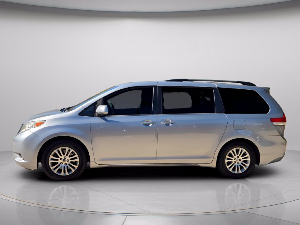 Used 2013 Toyota Sienna XLE FWD image 3