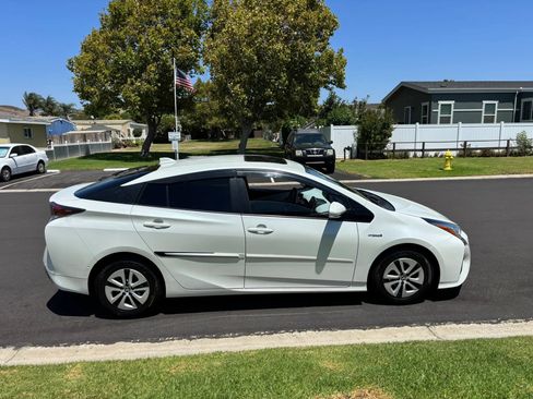 Used 2018 Toyota Prius Four w/ Advanced Technology Package FWD image 9