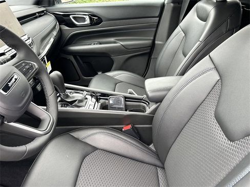New 2026 Jeep Compass Latitude image 9