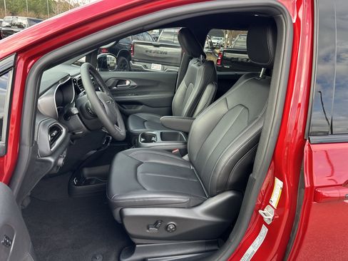 New 2026 Chrysler Pacifica Select image 9