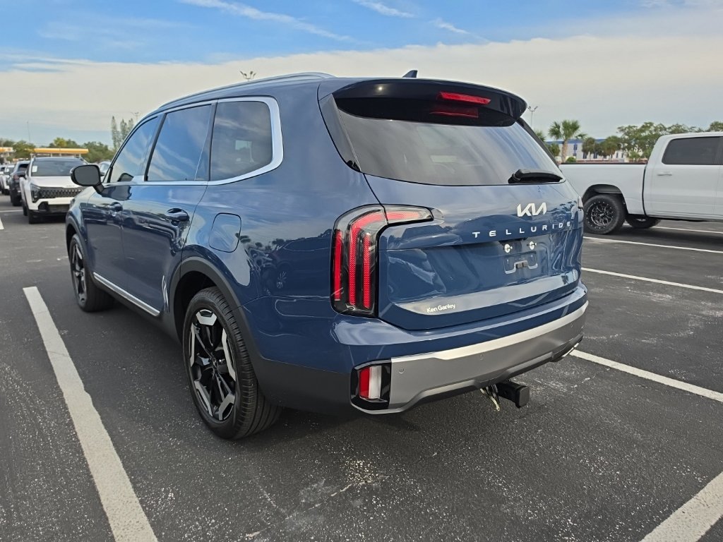 Certified 2025 Kia Telluride EX w/ EX Captain's Chair Package FWD image 12