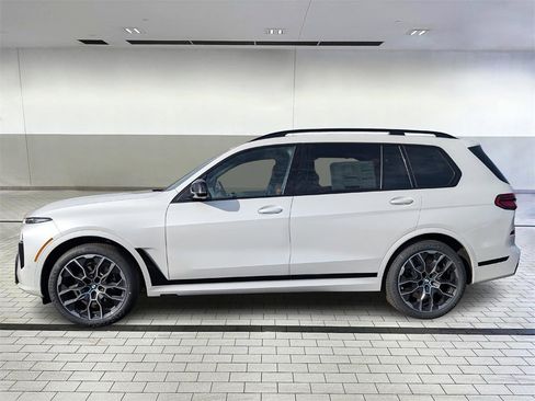 New 2026 BMW X7 M60i image 2