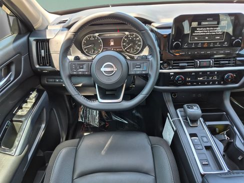 Certified 2025 Nissan Pathfinder SL FWD image 14