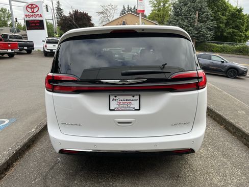 Used 2024 Chrysler Pacifica Limited FWD image 6